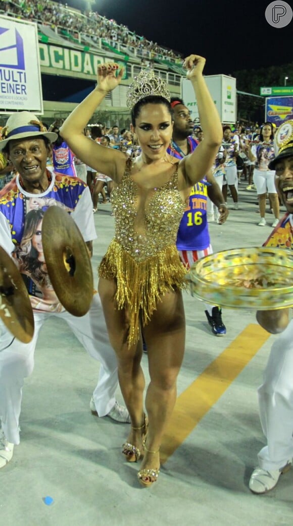Coroada rainha de bateria da escola de samba Inocentes de Belford Roxo, Mulher Melão estreou no ensaio técnico que aconteceu neste domingo, 10 de janeiro de 2016, na Sapucaí com um look dourado