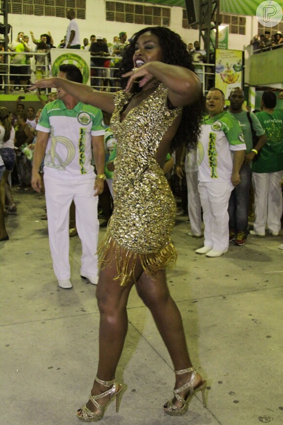 Cris Vianna também optou por um look dourado para esquenta do carnaval neste fim de semana. Rainha de bateria da Imperatriz Leopoldinense, a atriz prestigiou o ensaio na quadra da escola, na Zona Norte do Rio