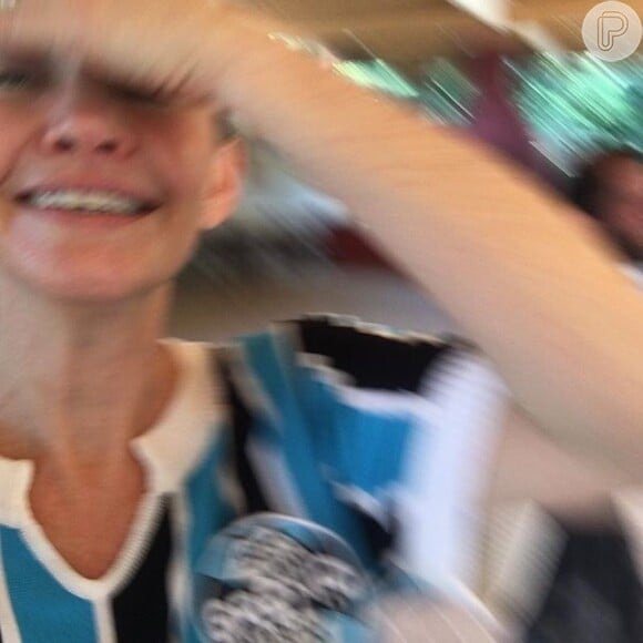 Julia Lemmertz pagou aposta e vestiu a camisa do Grêmio mesmo sendo torcedora do Internacional: 'Pronto, passou'