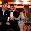 Neymar e Messi olham Cristiano Ronaldo enquanto ele cumprimenta a mulher do argentino, Antonella Roccuzzo