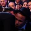 Em seguida, o craque deu um beijo no colega de clube Neymar, que também concorreu ao prêmio