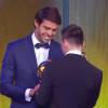 Kaká entrega o troféu para o argentino Lionel Messi