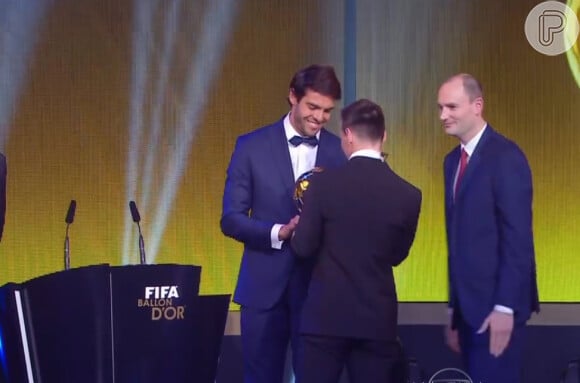 Kaká entrega o troféu para o argentino Lionel Messi