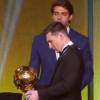 Messi observa o troféu antes de ir ao microfone