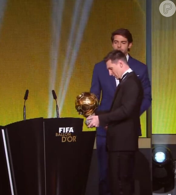 Messi observa o troféu antes de ir ao microfone