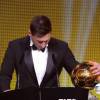 Messi acaricia o troféu durante os agradecimentos