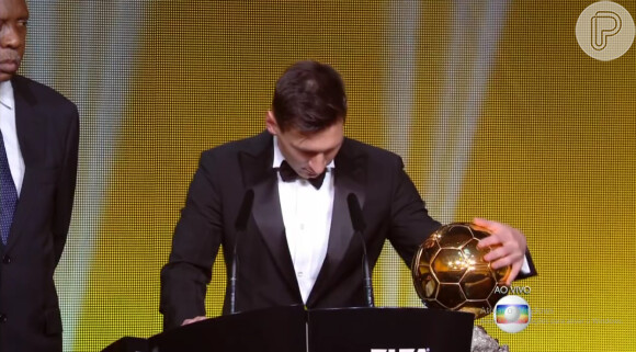 Messi acaricia o troféu durante os agradecimentos