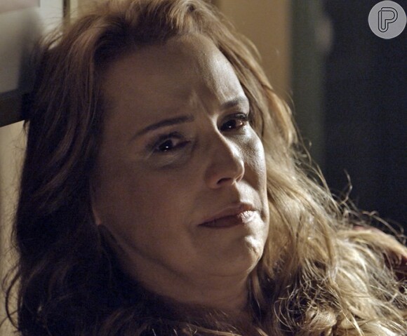 Emília (Ana Beatriz Nogueira) confessa para Bernardo (Felipe Camargo) que agiu de má fé na compra da vinícola, na novela 'Além do Tempo'