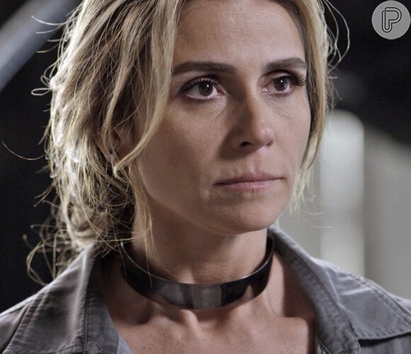 Atena (Giovanna Antonelli) entra em pânico ao ficar cara a cara com Victor (João Baldasserini), Sumara (Karine Telles), e suas outras vítimas, na novela 'A Regra do Jogo'