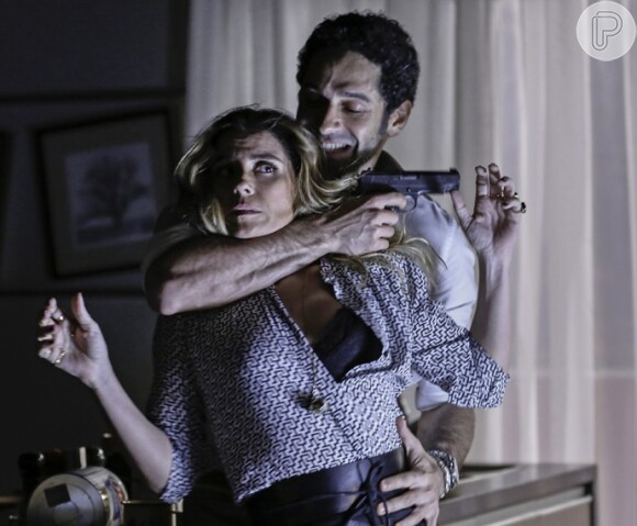 Após seu encontro com Romero (Alexandre Nero), Victor (João Baldasserini) consegue capturar Atena (Giovanna Antonelli), na novela 'A Regra do Jogo'