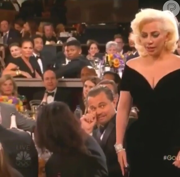 Ainda segundo a fonte, a cantora esbarrou intencionalmente no ator. 'Leonardo DiCaprio estava falando m. sobre ela, mesmo antes de o show começar, porque ele não achava que ela merecia ser nomeada (...) Lady Gaga não estava disposto a deixá-lo roubar seu momento e queria calá-lo'