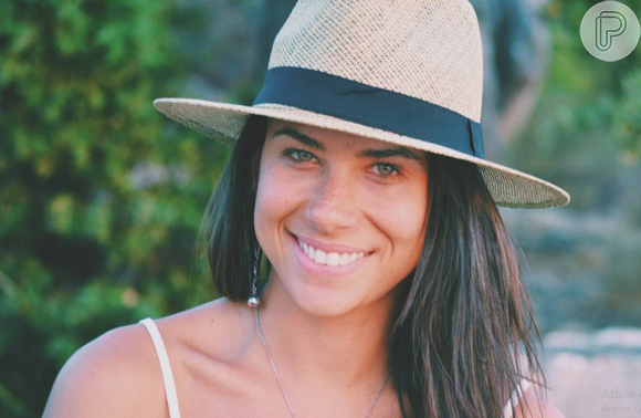 Ana Tapajós é de Niterói, tem 26 anos e adora surfe e esportes radicais, paixões em comum com o galã global, Caio Castro. Ela apresenta o programa "Trilhas e Travessias" no canal pago Off