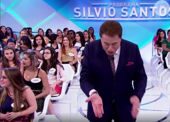 Silvio Santos foi atingido por uma mulher da plateia enquanto jogava aviõezinhos de dinheiro. O apresentador ficou com o queixo sangrando no palco