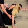 Candice Swanepoel caiu na passarela durante um desfile da grife Givenchy e machucou os dois joelhos