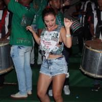 Carnaval 2016: Laryssa Ayres dá show de samba em primeiro ensaio da Grande Rio