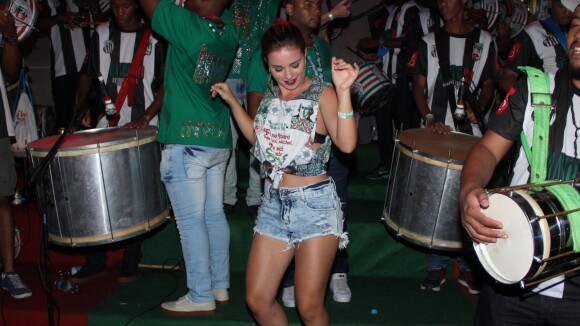 Carnaval 2016: Laryssa Ayres dá show de samba em primeiro ensaio da Grande Rio
