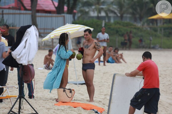 Juliano Cazarré e Suzana Pires se beijam em gravação de 'A Regra do Jogo' na praia, nesta terça-feira, 12 de janeiro de 2016