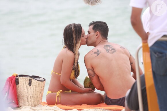 Juliano Cazarré e Suzana Pires se beijam em gravação de 'A Regra do Jogo' na praia, nesta terça-feira, 12 de janeiro de 2016