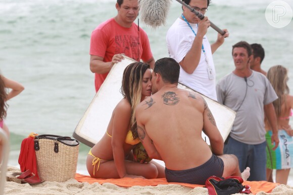 Juliano Cazarré e Suzana Pires se beijam em gravação de 'A Regra do Jogo' na praia, nesta terça-feira, 12 de janeiro de 2016