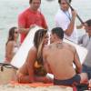 Juliano Cazarré e Suzana Pires se beijam em gravação de 'A Regra do Jogo' na praia, nesta terça-feira, 12 de janeiro de 2016