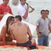 Juliano Cazarré e Suzana Pires se beijam em gravação de 'A Regra do Jogo' na praia, nesta terça-feira, 12 de janeiro de 2016