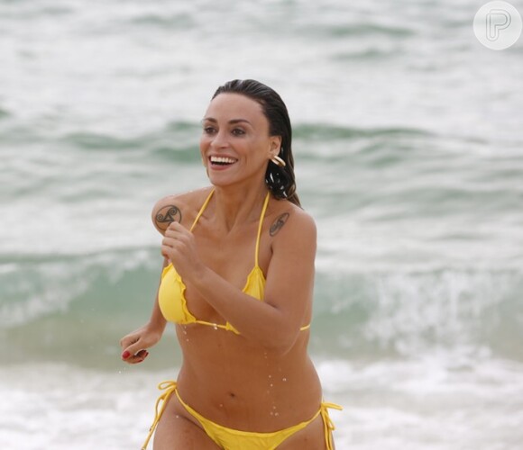 Juliano Cazarré e Suzana Pires se beijam em gravação da novela 'A Regra do Jogo' na praia, nesta terça-feira, 12 de janeiro de 2016