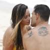 Juliano Cazarré e Suzana Pires se beijam em gravação da novela 'A Regra do Jogo' na praia, nesta terça-feira, 12 de janeiro de 2016