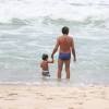 Domingos Montagner passa a tarde com a família na praia, nesta terça-feira, 12 de janeiro de 2016