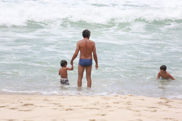 Domingos Montagner passa a tarde com a família na praia, nesta terça-feira, 12 de janeiro de 2016