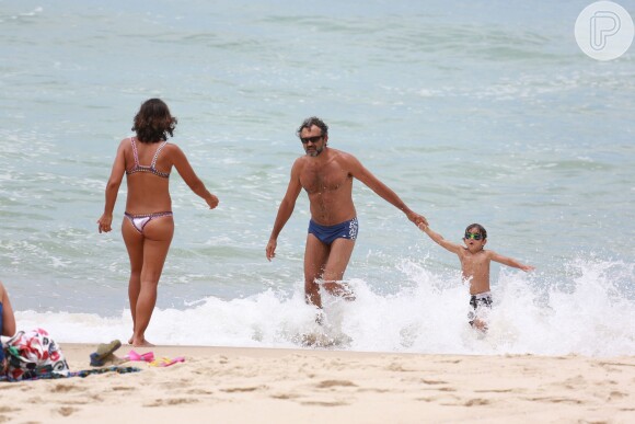 Domingos Montagner passa a tarde com a família na praia, nesta terça-feira, 12 de janeiro de 2016