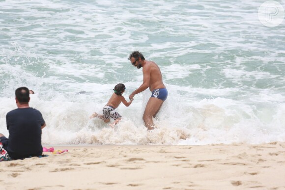 Domingos Montagner passa a tarde com a família na praia, nesta terça-feira, 12 de janeiro de 2016