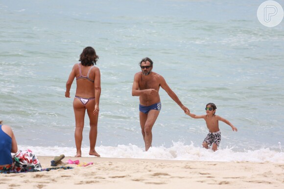 Domingos Montagner curte dia de praia com a família, nesta terça-feira, 12 de janeiro de 2016
