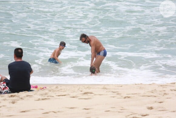 Domingos Montagner curte dia de praia com a família, nesta terça-feira, 12 de janeiro de 2016