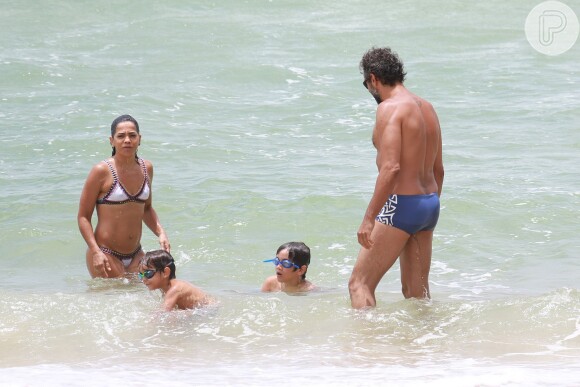 Domingos Montagner curte dia de praia com a família, nesta terça-feira, 12 de janeiro de 2016