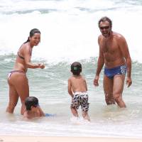Domingos Montagner curte dia de praia com a mulher e os filhos. Veja fotos!