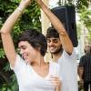 Florisval (Aílton Graça) tira uma foto de Jonatas (Felipe Simas) dançando com Leila (Carla Salle) e manda para Eliza (Marina Ruy Barbosa), na novela 'Totalmente Demais', em janeiro de 2016