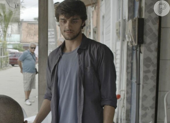 Jonatas (Felipe Simas) liga para Eliza (Marina Ruy Barbosa), mas ela não atende, na novela 'Totalmente Demais'