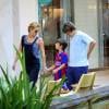 Carolina Dieckmann passeia no shopping com os filhos Davi e José