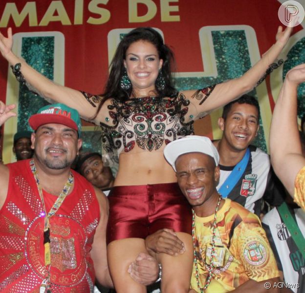 Paloma Bernardi é levantada por ritmistas em ensaio de Carnaval da Grande Rio