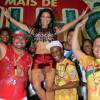 Paloma Bernardi é levantada por ritmistas em ensaio de Carnaval da Grande Rio