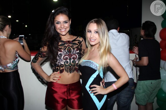 Carnaval 2016: Paloma Bernardi mostra barriga sequinha em ensaio da Grande Rio, nesta terça-feira, 12 de janeiro de 2016