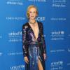 Nicole Kidman ousou no look na noite desta terça-feira, 12 de janeiro de 2016. A atriz apostou em um vestido decotado e chamou a atenção pelo tamanho da fenda que deixou suas pernas à mostra