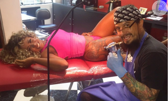 Adélia compartilhou o momento em que o tatuador fazia o grande desenho que tem na perna