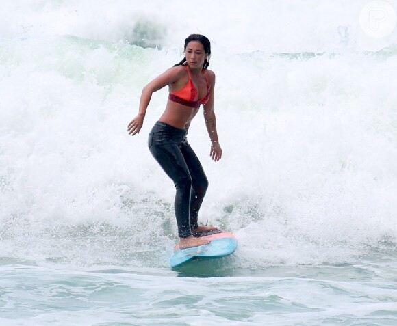 Dani Suzuki aproveitou esta quarta-feira, 13 de janeiro de 2016, para surfar na Prainha, na Zona Oeste do Rio