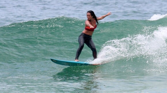 Daniele Suzuki mostra habilidade no mar em dia de surfe, em praia no Rio