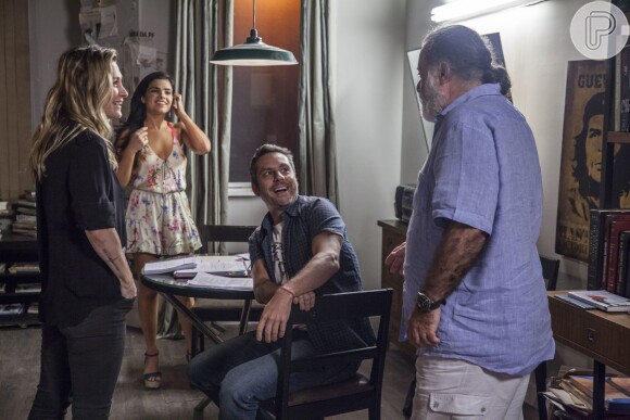 Tony Ramos, Amora Mautner, Vanessa Giácomo e Alexandre Nero riem juntos nos bastidores de gravação da novela 'A Regra do Jogo'