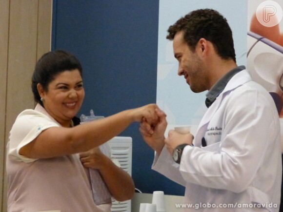 Perséfone (Fabiana Karla) e Daniel (Rodrigo Andrade) se beijam sem querer, e o fisioterapeuta se desculpa, em 'Amor à Vida', em setembro de 2013