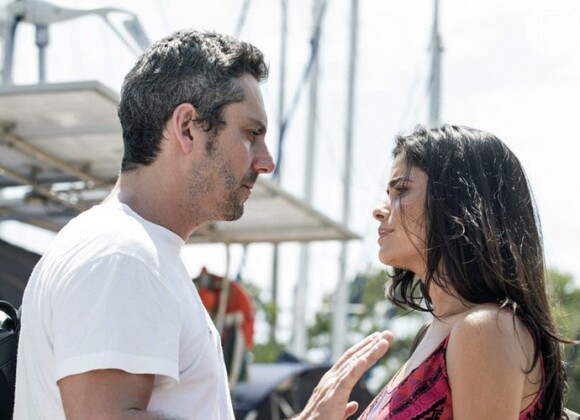 Tóia (Vanessa Giácomo) confronta Romero (Alexandre Nero) sobre desfalque em sua conta e ele diz que fez um investimento de risco e perdeu, na novela 'A Regra do Jogo'