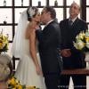 Wilson (Marco Ricca) e Charlene (Mayana Neiva) se beijam no final da cerimônia de seu casamento, em 'Sangue Bom'