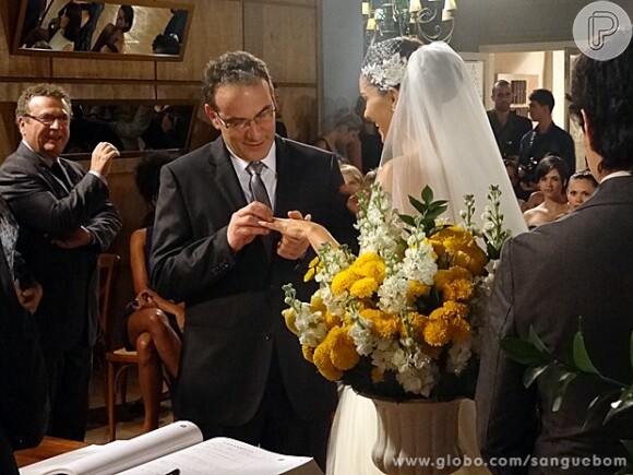 Wilson (Marco Ricca) e Charlene (Mayana Neiva) trocam alianças em cerimônia oferecida por Verônica (Letícia Sabatella), em 'Sangue Bom'
